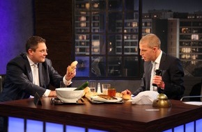 TELE 5: Patrick Döring (FDP) zu Gast bei 'Stuckrad-Barre':  Döring schießt gegen Horst Seehofer: "Wer eine PKW-Maut will, hat einen Sprung in der Schüssel" (BILD)