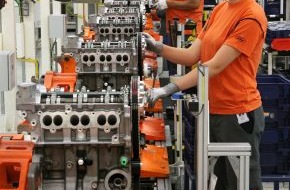 Ford-Werke GmbH: Ford fährt Produktion im Kölner Motorenwerk hoch: Preisgekrönter 1,0-Liter-EcoBoost-Motor wird nun in zwei Schichten gefertigt (BILD)