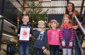 Kreispolizeibehörde Höxter: POL-HX: Kindergartenkinder schmücken Weihnachtsbaum der Polizeiwache Warburg