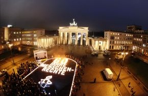 Amnesty International: Amnesty: Lichter für die Menschenrechte / Rund 10.000 Kerzen am Brandenburger Tor zum Schutz der Menschenrechte entflammt