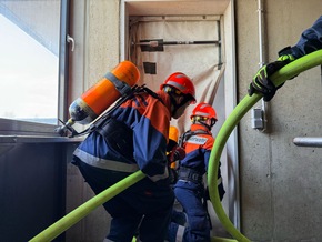FW Ratingen: 24 Stunden lang Feuerwehrluft schnuppern: Vier Einsätze für die Jugendfeuerwehr