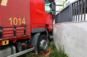 Feuerwehr Essen: FW-E: LKW mit Einachshänger kommt auf abschüssiger Straße ins Rollen, Fahrer schwer verletzt