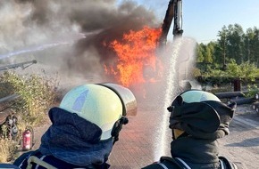 Feuerwehr Bochum: FW-BO: Brennender Bagger auf dem Betriebsgelände des Bochumer Vereins