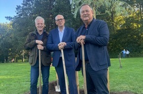 Einheitsbuddeln e.V.: Bundesratspr&auml;sident Bovenschulte pflanzt Einheitsbaum im Gesundheitspark Speckenb&uuml;ttel