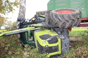Polizei Minden-Lübbecke: POL-MI: Traktor kippt um, Fahrer schwer verletzt