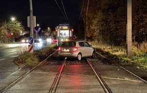 Polizeiinspektion Hildesheim: POL-HI: Verkehrsunfall in Sarstedt: Fahrzeug gerät ins Gleisbett der Stadtbahn