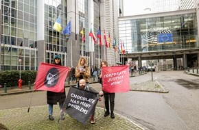 gebana AG: Schokolade gerechter machen: gebana zeigt in Brüssel Flagge für ein starkes EU-Sorgfaltspflichtengesetz