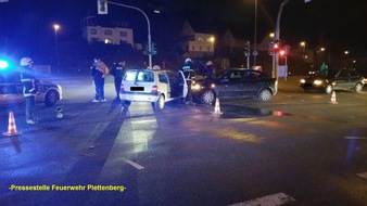 Feuerwehr Plettenberg: FW-PL: Verkehrsunfall am "Lennekreuz" mit einer Verletzten und Entstehungsbrand in Industriebetrieb