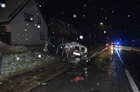 Kreispolizeibehörde Herford: POL-HF: LKW kracht in zwei geparkte PKW- Fahrer flüchtet in ein Gebüsch