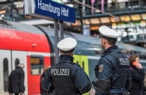 Bundespolizeiinspektion Hamburg: BPOL-HH: 3,27 Promille am Bahnsteig: Besorgte Reisende alarmieren RTW- Bundespolizei nimmt 32-J&auml;hrigen im Hamburger Hauptbahnhof in Gewahrsam-