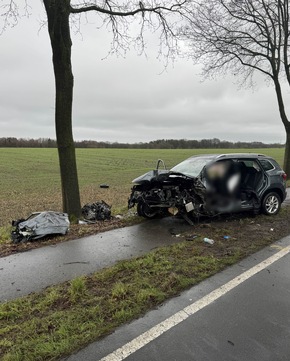 POL-ROW: ++ Schwerer Verkehrsunfall auf der B71 zwischen Brüttendorf und Wehldorf - ein tödlich Verletzter und zwei Schwerverletzte ++