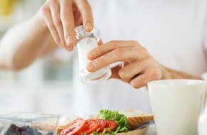 Verbraucherzentrale Nordrhein-Westfalen e.V.: Wussten sie schon ..., dass Gewürzmühlen aus Kunststoff Mikroplastik ins Essen rieseln lassen?