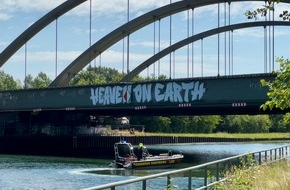 Feuerwehr Dortmund: FW-DO: Person aus Dortmund-Ems-Kanal geborgen - Umfangreicher Wasserrettungseinsatz