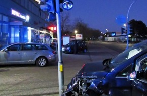 Polizei Mettmann: POL-ME: Frontalzusammenstoß - zwei Fahrzeuge schwer beschädigt - Ratingen -2004032