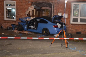 POL-STD: BMW prallt in Hauswand in Mulsum - 25-jähriger Beifahrer tödlich und 27-jähriger Fahrer schwer verletzt