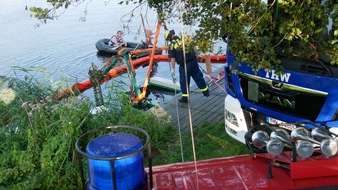 Freiwillige Feuerwehr Celle: FW Celle: Mähschiff auf der Aller gesunken - Feuerwehr und THW im Einsatz