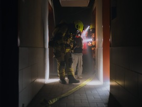 FW Wachtberg: Verunfallte Person und Brand in der Dusche. Ein Übungsabend im Berkumer Hallenbad