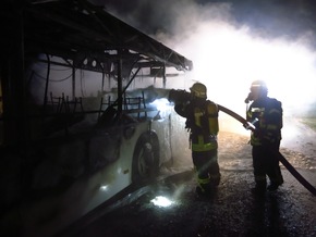 FW-WRN: Feuer_2 - brennt Bus