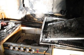 Polizeiinspektion Hameln-Pyrmont/Holzminden: POL-HOL: Hehlen - Ortsteil Daspe: Küche im Dachgeschoss in Brand geraten - Ursache vermutlich heiße Herdplatte -