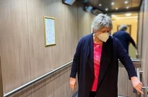 Rosenhof Seniorenwohnanlagen: Rosenhof läßt Viren in Aufzügen von Seniorenwohnanlagen abtöten - Betreiber investiert während der Corona-Pandemie in hochmoderne Luftreinigungs- und Desinfektionssysteme mit UV-C-Technologie