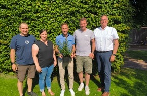 Bund deutscher Baumschulen (BdB) e.V.: Vom Bundestag in die Baumschule: MdB Bastian Ernst absolviert "Praktikum" bei der Oldenburger Pflanzen GmbH