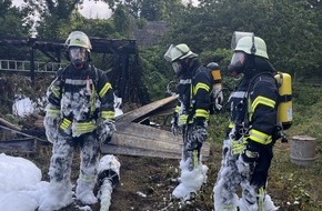 Kreisfeuerwehrverband Lüchow-Dannenberg e.V.: FW Lüchow-Dannenberg: +++ brennender Schuppen breitet sich auf Wohnhaus aus +++ Bewohner können sich unverletzt in Sicherheit bringen +++ Über 100 Feuerwehrleute im Einsatz +++