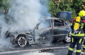 Polizeiinspektion Göttingen: POL-GÖ: (310/2022) Technischer Defekt - Mercedes brennt auf A 7 aus, Fahrerin aus Göttingen unverletzt