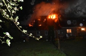 Polizeiinspektion Stade: POL-STD: Feuer zerstört Haus in Sauensiek - eine Person verletzt, Schnelles Eingreifen der Buxtehuder Feuerwehr verhindert Brand in Innenstadt