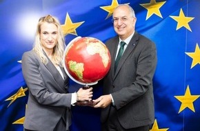 OceanCare: OceanCare entrega una petición firmada por 114.000 ciudadanos al comisario europeo de Pesca y Océanos, Costas Kadis