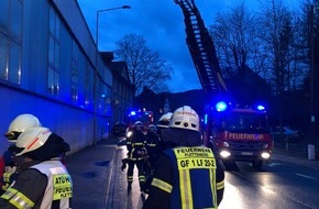 Feuerwehr Plettenberg: FW-PL: OT-Eiringhausen, Brand in Maschine sorgt für Sadtalarm