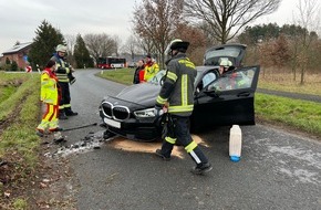 Freiwillige Feuerwehr Werne: FW-WRN: TH_2 - LG4 - LZ1 - PKW gegen Baum