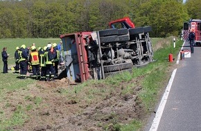 Polizei D&uuml;ren: POL-DN: Lkw auf der L246 umgekippt - Fahrer verletzt