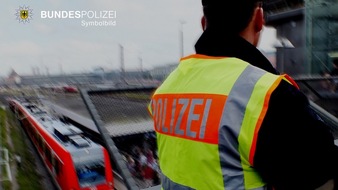 Bundespolizeidirektion München: Bundespolizeidirektion München: Lebensgefährlich: Mann springt auf abfahrenden Zug / Bahnmitarbeiter unterbinden "Bahnsurfing"