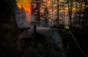 Feuerwehren im Kreis Soest: FW Kreis Soest: Waldbrand bei M&ouml;hnesee: 130 Einsatzkr&auml;fte k&auml;mpfen weiter gegen die Flammen