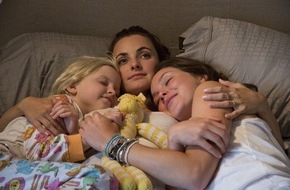 ZDF: "Inga Lindström: Die Kinder meiner Schwester" / ZDF-"Herzkino"-Verfilmung mit Paula Schramm, Joscha Kiefer und Susanne Uhlen (FOTO)