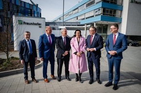 Fraunhofer IOF: Bundesforschungsministerin Dorothee B&auml;r  weiht Forschungsneubau ein