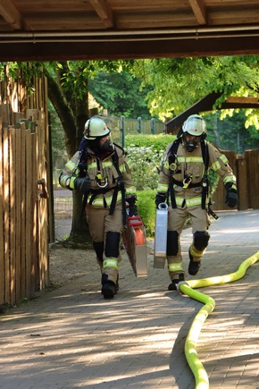 FW-KLE: "Grenzenloses Wasser" - Deutsch-niederl&auml;ndische Feuerwehr&uuml;bung im Tiergarten Kleve st&auml;rkt Zusammenarbeit &uuml;ber L&auml;ndergrenzen hinweg