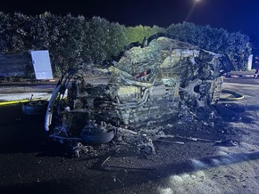 FW-Velbert: Schwerer Verkehrsunfall mit Fahrzeugbrand - eine Person schwer verletzt