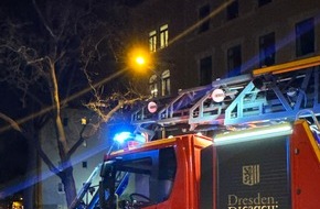 Feuerwehr Dresden: FW Dresden: Brand im Dachstuhl eines Mehrfamiliengebäudes
