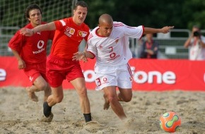 Vodafone GmbH: Michael Schumacher und Felipe Massa genossen eine Partie Strandfußball bei der Vodafone Beach Soccer Challenge