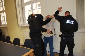 Polizeidirektion Hannover: POL-H: Fotos zur Übung am Amtsgericht