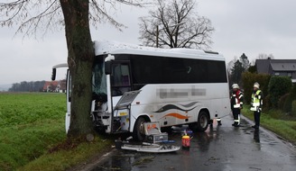 Kreispolizeibehörde Herford: POL-HF: Alleinunfall - Busfahrer kollidiert mit Baum