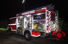 Feuerwehr Essen: FW-E: Böller, Besen und eine Betriebsstörung, innerhalb von sechs Minuten rücken 18 Feuerwehrfahrzeuge zu drei ausgelösten Brandmeldeanlagen aus