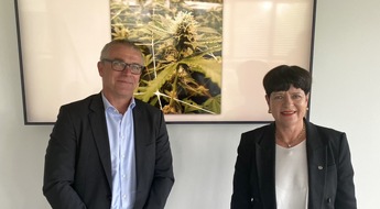 Tilray Deutschland GmbH: MdB Christine Aschenberg-Dugnus informiert sich bei Tilray über medizinisches Cannabis in der bundesweit ersten Produktionsanlage in Neumünster