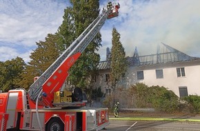 Feuerwehr und Rettungsdienst Bonn: FW-BN: Immer wieder Mittwochs! Wieder musste die Feuerwehr Bonn zur Immenburgstraße ausrücken, es brannte ein Dachstuhl.