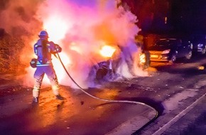 Freiwillige Feuerwehr Menden: FW Menden: Nächtlicher PKW-Brand
