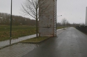 Polizeiinspektion Cuxhaven: POL-CUX: 40-Fuß-Container hochkant am Straßenrand abgestellt (Bildmaterial) + Achtung: Wieder Betrüger am Telefon aktiv!