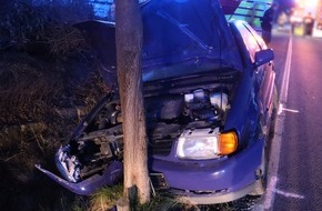 Kreispolizeibehörde Herford: POL-HF: Verkehrsunfall - VW prallt gegen Baum