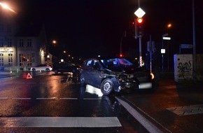 Kreispolizeibehörde Herford: POL-HF: Unfall im Kreuzungsbereich- Gegenverkehr übersehen