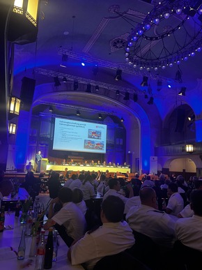 FW-Velbert: Feuerwehr Velbert blickt auf einsatzreiches Jahr zur&uuml;ck - Ehrungen und Zukunftsthemen im Fokus